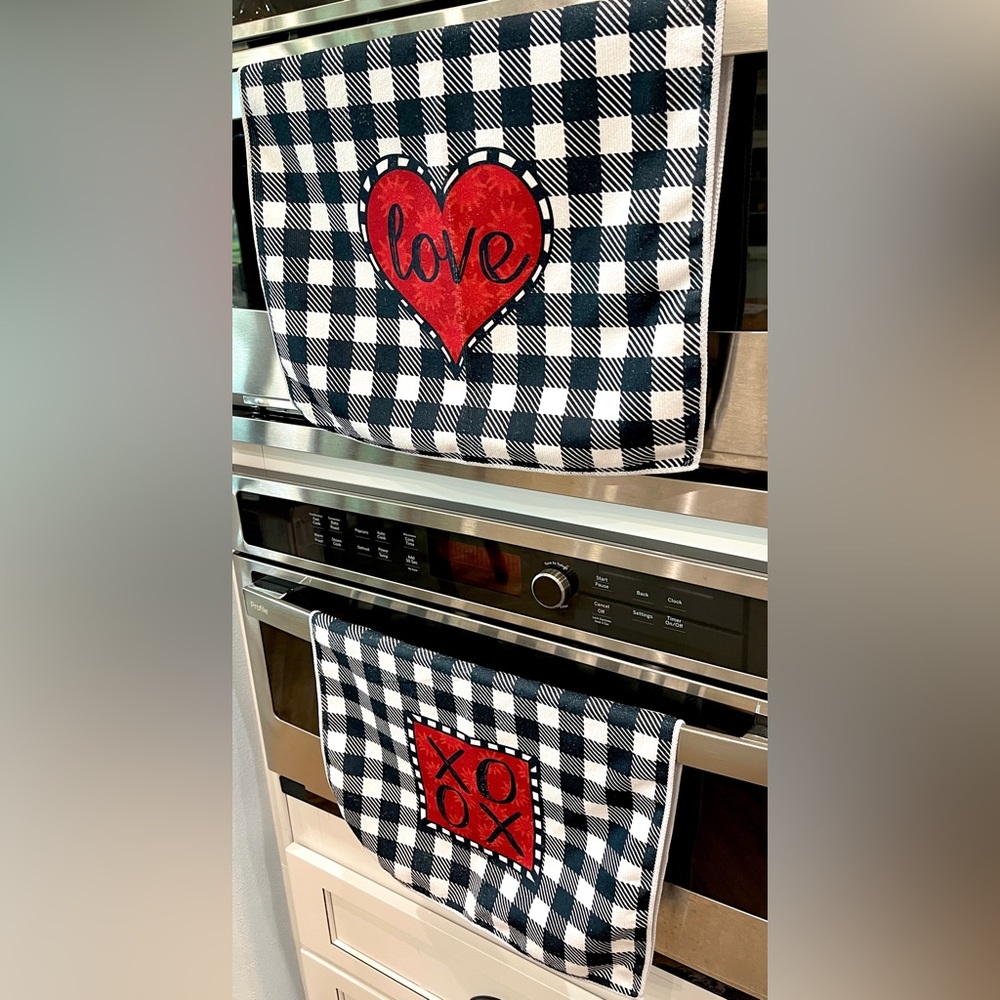 NIP SET of 2 Towels-heart & XOXO kitchen/bathroom - Picture 3 of 7